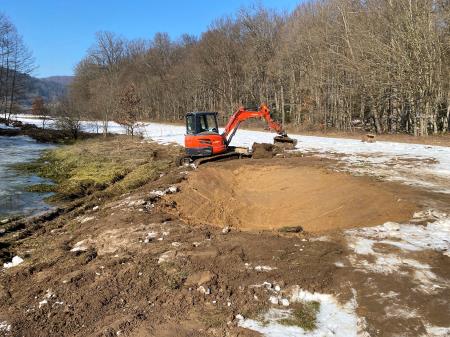 3 Izkop mlake v osrednjem delu polja. Foto P. Golob
